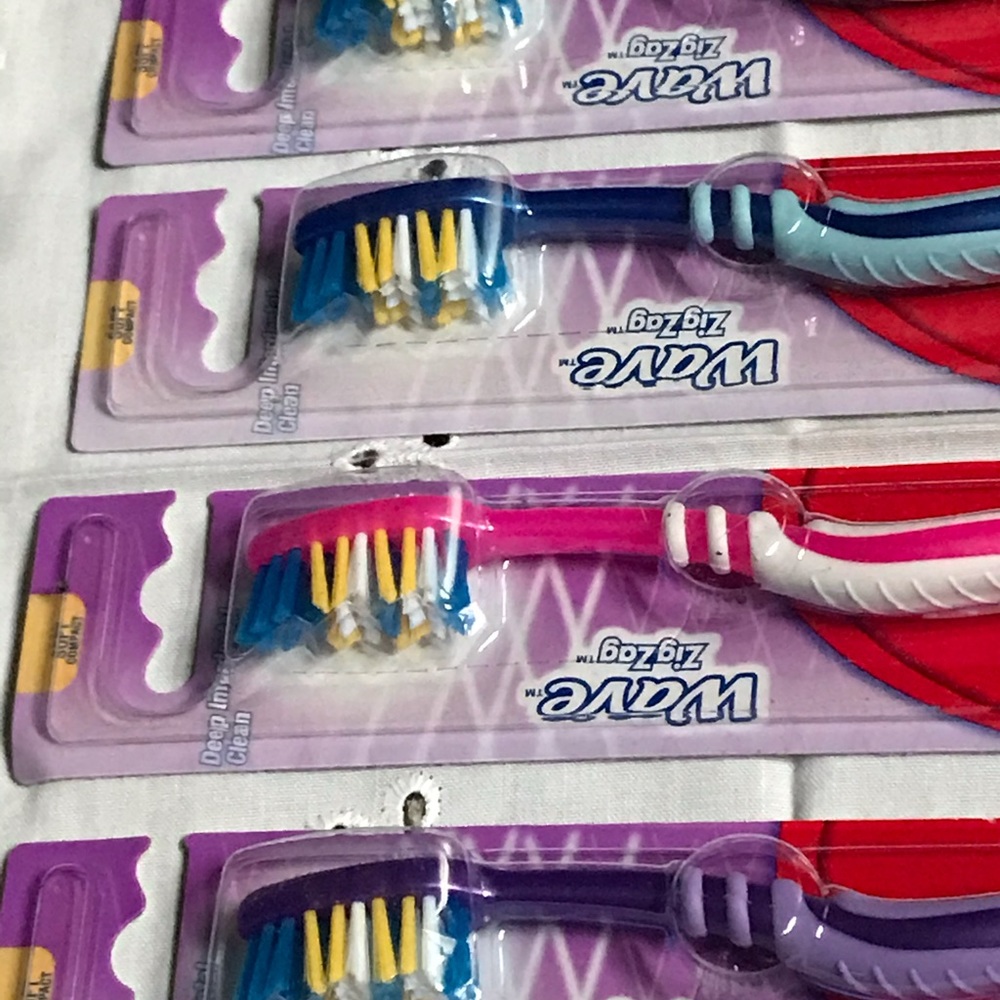 Colgate toothbrushes - Picture 3 of 5